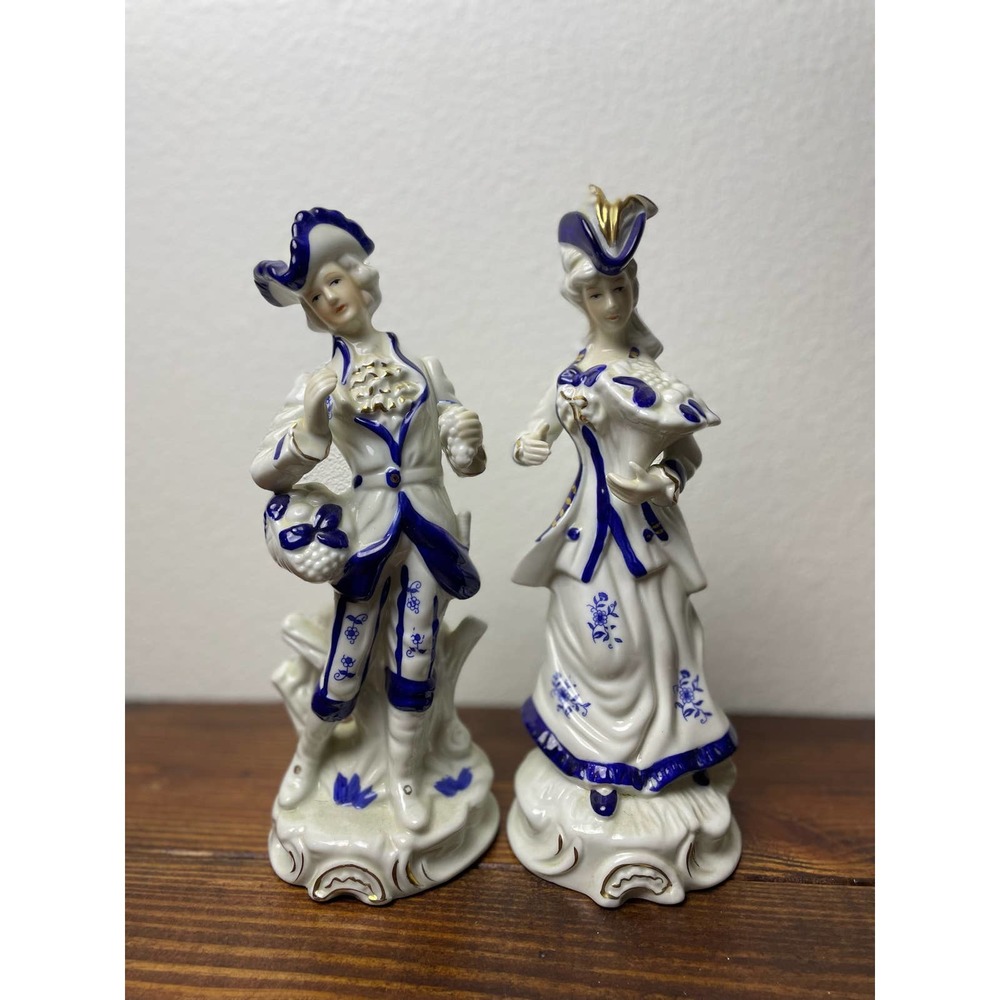 Vintage Blue and White Porcelain Figurine of George and Martha Washington